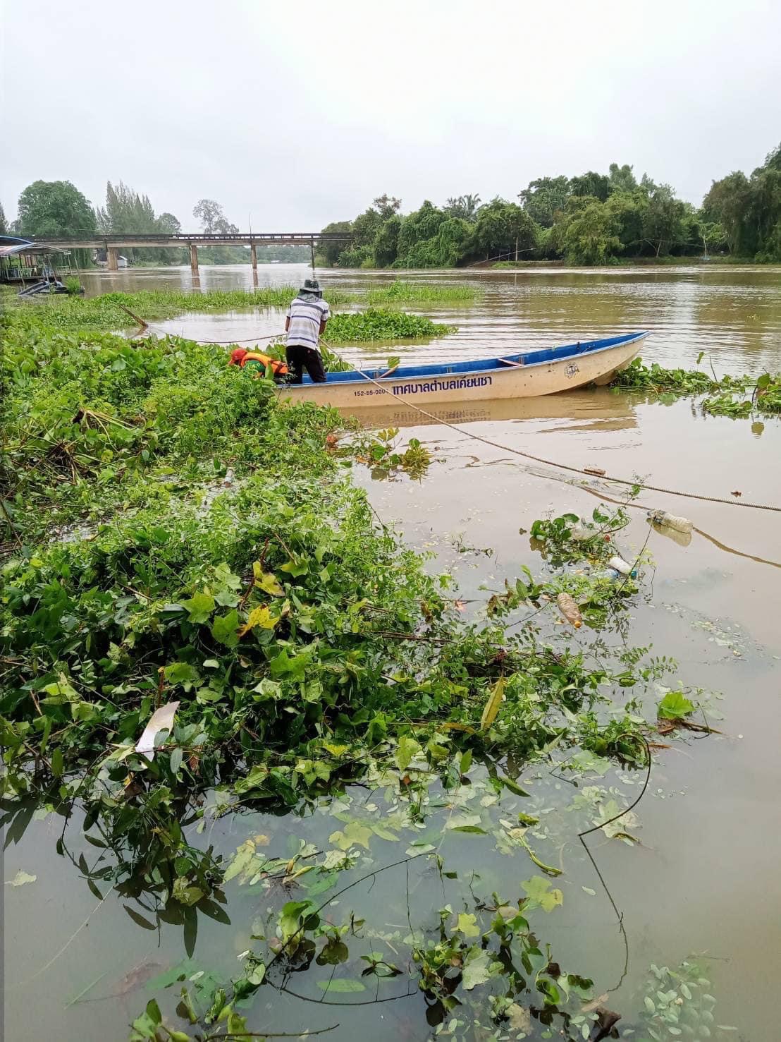 ออกปรับพื้นที่ริมแม่น้ำศาลาตลาดล่างเพื่ออำนวยความสะดวกให้กับประชาชนในวันลอยกระทง